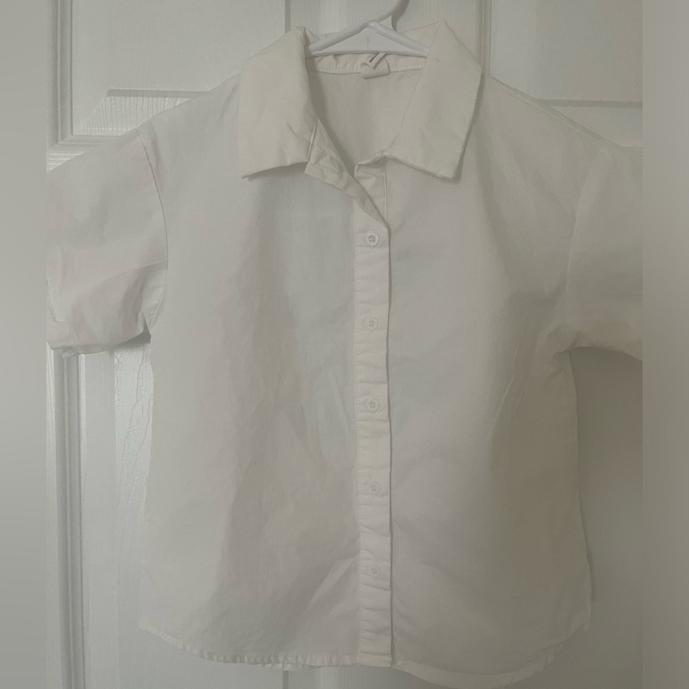 Kids‎ size 5 white short sleeve button down shirt with black lettering on back - Picture 2 of 6